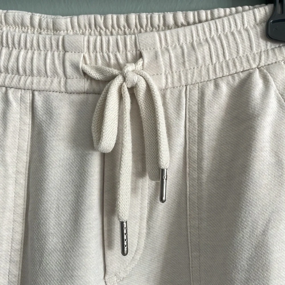 Athleta Farallon wide crop. Size 0. Heathered oatmeal is color. Pockets galore! - Picture 4 of 5